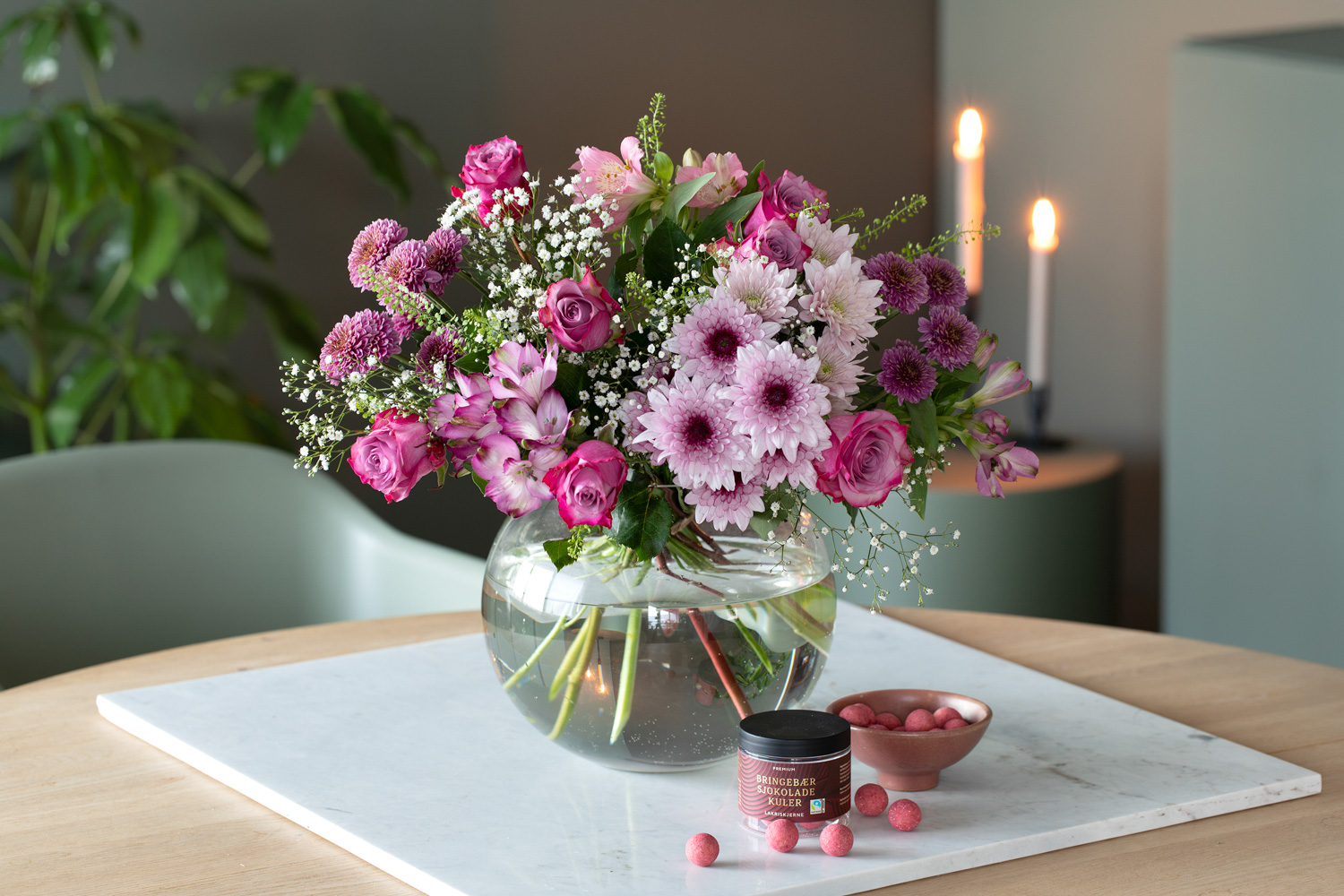 Interi&oslash;r- og blomsterbilde med klikkbare elementer